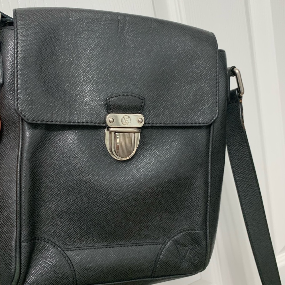 Authentic Louis Vuitton Crossbody Bag - Picture 2 of 8